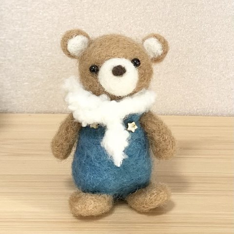 羊毛フェルト　オーバーオールのくまさん(マフラー)