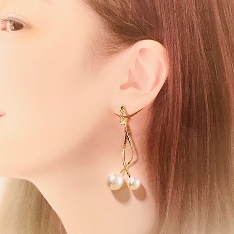 (再販) 大きなパールが可愛い♡ ノンホール樹脂ピアス　イヤリング　フックピアス　ひねりチャーム　パールチャームピアス　