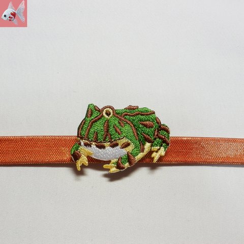 ◆カエルの刺繍帯留め飾り①