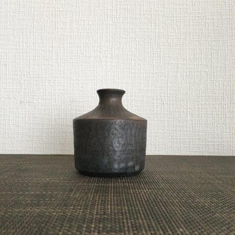 花瓶　黒土金彩マット