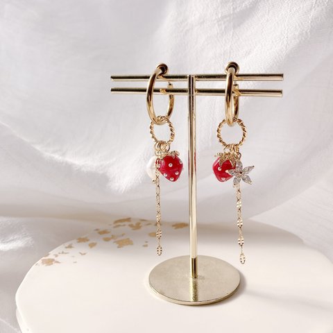＊金アレ対応＊mini strawberry hoop earring(赤)