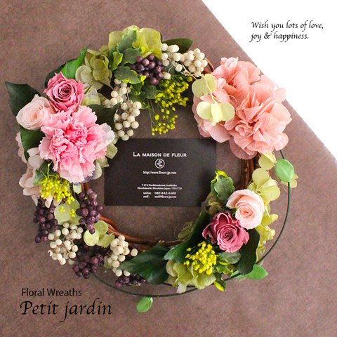 カーネーションとベリーのナチュラルリース21cm・ Petit jardin（ピンク）誕生日 退職 結婚祝 開店祝 新居祝 