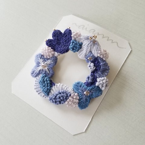 刺繍リースブローチ・ブルー