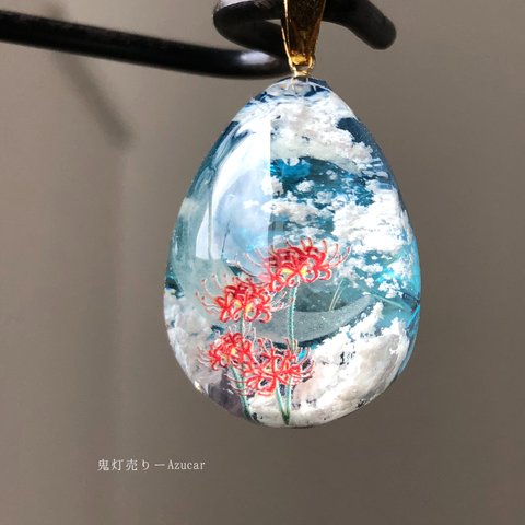 【再販】夜明け前の三日月と彼岸花。　オルゴナイト　雲レジン　蓄光　たまご型　ネックレス