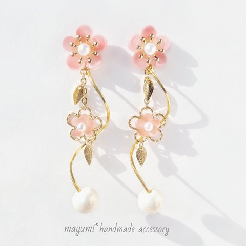 梅の花 ピンクのお花と葉っぱの揺れるデザインピアス-Plum blossom&Leaf Spiral Design earrings-【らせんデザイン】