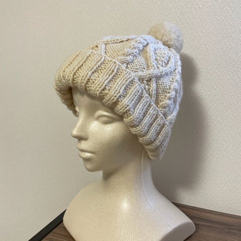 編み込み模様の毛糸の帽子ベージュ