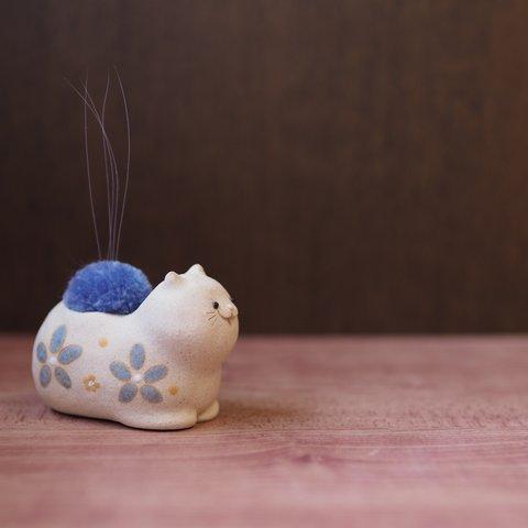オリジナル陶器猫「ねこのひげ枕」香箱座りタイプ　親ねこ　青花柄