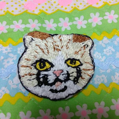 刺繍ブローチ「茶トラ猫♥」