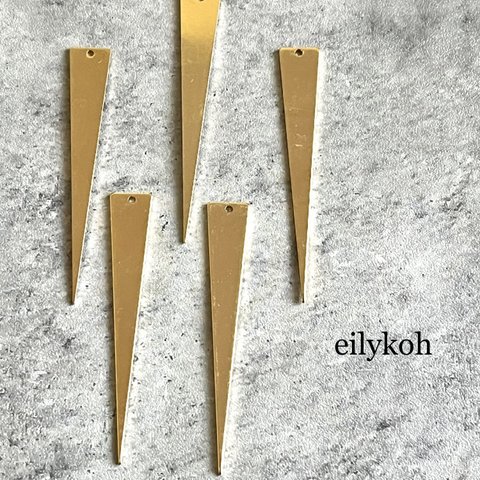 【再販】4個/ゴールド　ロングトライアングル真鍮チャーム CH58G