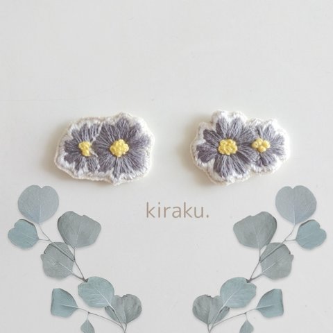 花の刺繍イヤリング　ピアス　グレー✕白