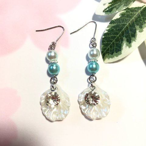 花びら揺れるピアス/イヤリング