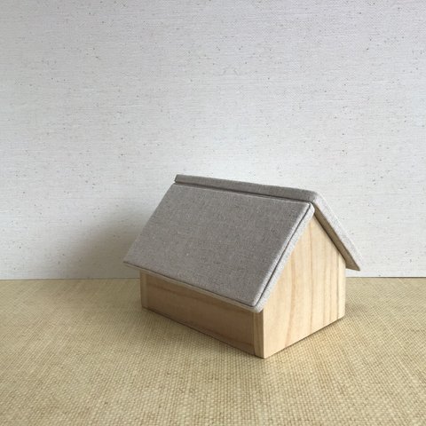 小さな木のお家🏡  　ハウス型　小物入れ　箱　ボックス