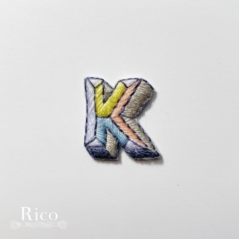 カラフルブロック文字のアルファベット（K）・イニシャル手刺繍アイロンワッペン