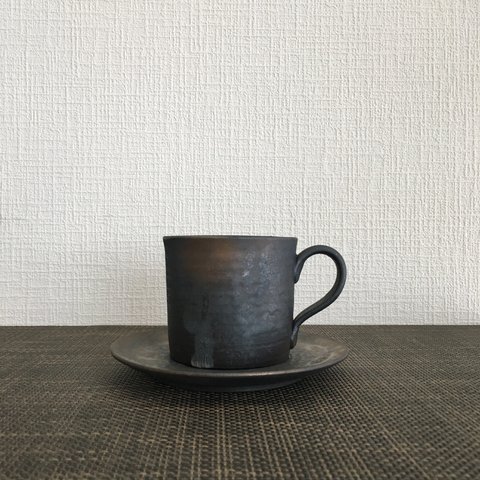 コーヒーカップ　黒土金彩マット
