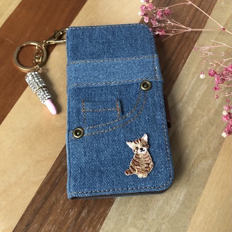 【トラねこ刺繍】本格デニム★iPhone手帳型ケース★きらきらリップのホルダーつき　スマホケース　アイフォンケース　アイホンケース　アイホン手帳型　アイフォン手帳型