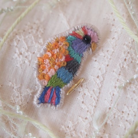 お洒落な鳥刺繍ブローチ