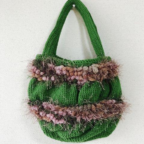 緑の丸っこい手編みバッグ