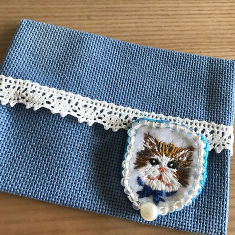 リボンをつけた ハチワレ ネコ 顔 手刺繍 ブローチ 付き ティッシュカバー