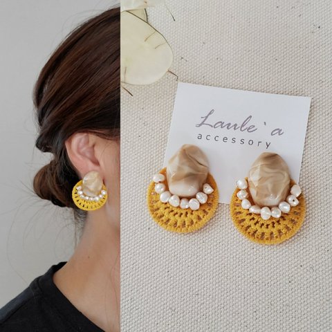 大ぶりピアスイエロー刺繍レースピアス　イヤリング　淡水パール　Laule'a（ラウレア）ハンドメイドアクセサリーのお店