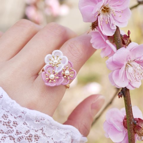 梅の花[ピンク×白]リング　(受注生産/オーガンジー刺繍/フラワー/冬/お正月/春/着物/振袖/和装/プレゼント/ギフト/縁起物)