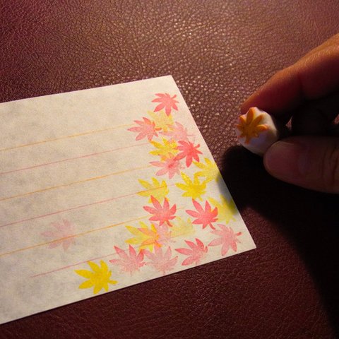 小さめ紅葉の消しゴムはんこ（持ち手付き）