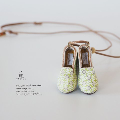 花柄靴のネックレス