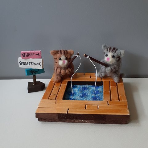 猫と釣り堀　羊毛フェルト　置物　インテリア　木製　ウェルカムボード　トラネコ　ハチワレ　ねこ　cat　