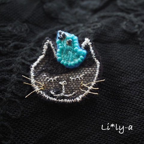 黒ねこブローチ⑦小鳥を乗せたねこ＊オートクチュールビーズ刺繍