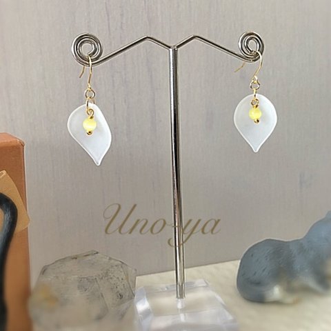 イエロージェイドの花びらピアス