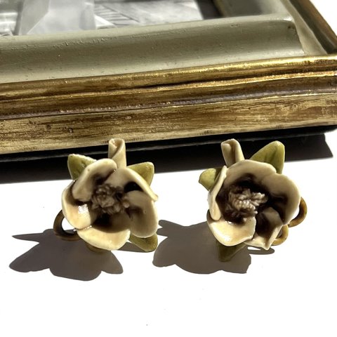 1174 90s VINTAGE EARRING 樹脂クラシカルフラワーヴィンテージ　イヤリング　アンティーク  クラシカル　花フラワー　大ぶり　クリップ　カジュアルアシンメトリービジュー