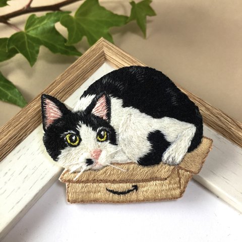 【受注製作】箱入り猫の刺繍ブローチ(ハチワレ)