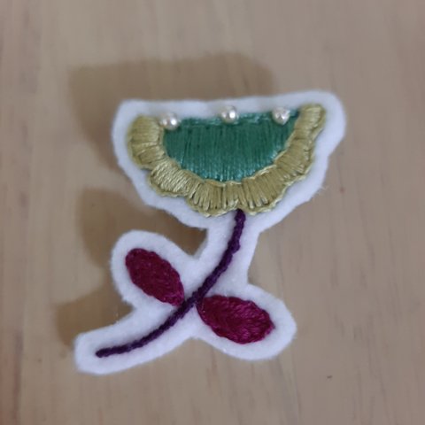 お花の 刺繍ブローチ　 