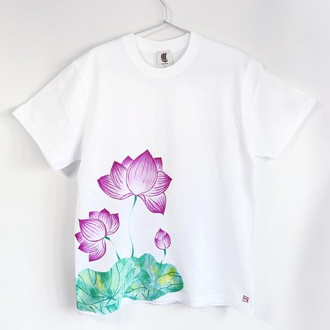 蓮の花柄Tシャツ　手描きで描いたピンクの花色の蓮柄Tシャツ