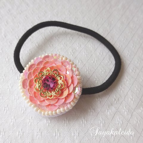 スパンコールの華花（はなはな）ヘアゴム［ミルキーピンク］