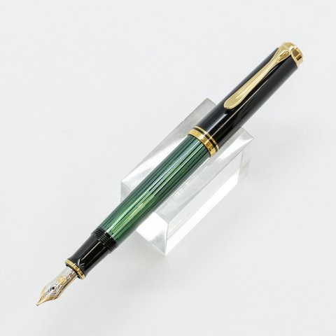 【Pelikan ペリカン /スーベレーン Ｍ400】絶妙に手に馴染む小さめサイズ 伝統の縞模様のデザインが美しい グリーン 細字 F [万年筆]    4012700985842