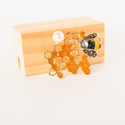 『スウィーティの蜂蜜と蜂のブローチ』