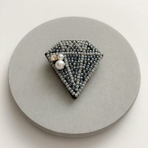 ビーズ刺繍　ダイヤモンドブローチ