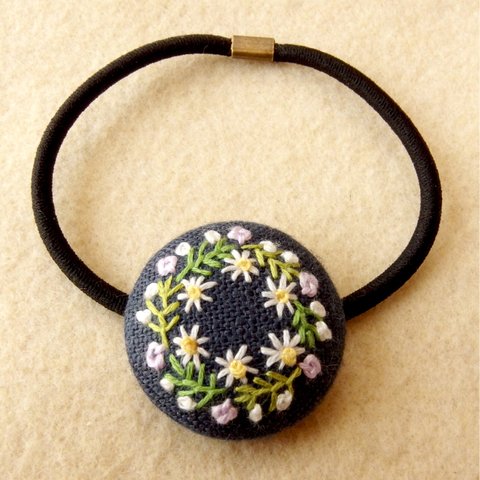 小花のリース刺繍 くるみボタンヘアゴム