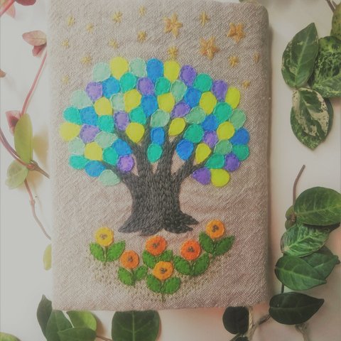 木と花と星の刺繍ブックカバー
