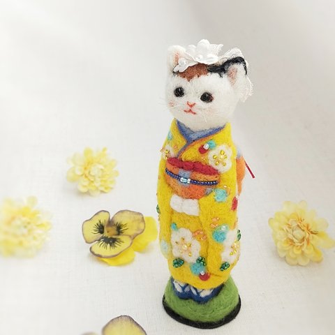 ◾振り袖の猫人形14cmサイズ　黄色の晴れ着　三毛猫　羊毛フェルト