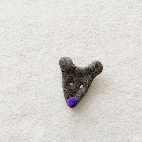 ねずみのふっくらブローチ（紫）