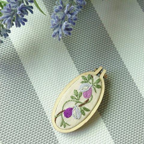 アケビのミニ刺繍枠ブローチ