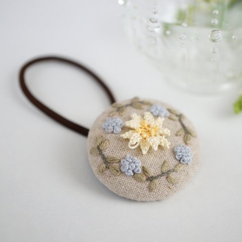 送料無料[針と絹糸で編んだ可憐なお花]シルクイーネオヤ(トルコ刺繍･レース)リネン生地くるみボタンのヘアゴム　ギフトラッピング無料　ベージュ×ライトイエロー