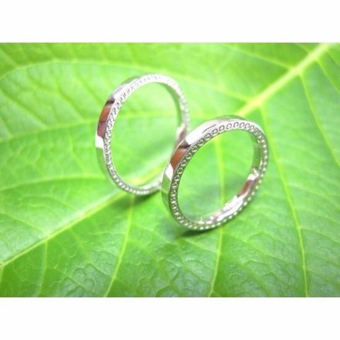 ペアリング(結婚指輪)×プラチナ(pt900)鍛造　華奢で細いリング幅2mm　指輪の両側面にミル打ち