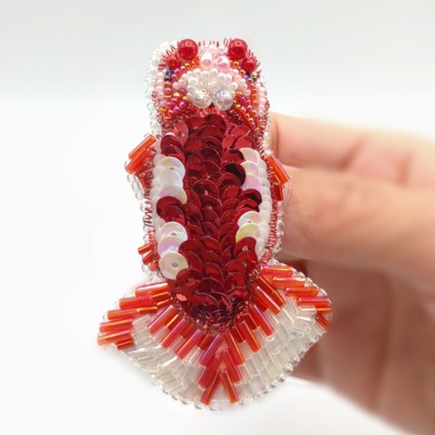 クールな金魚のらんちゅうビーズ刺繍ブローチ