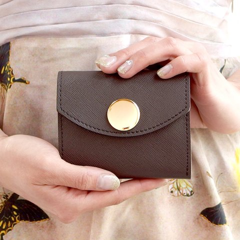 【新デザイン】身軽にキメたい時のコンパクト財布｜ビッグボタン型／プリズムレザー・チョコ