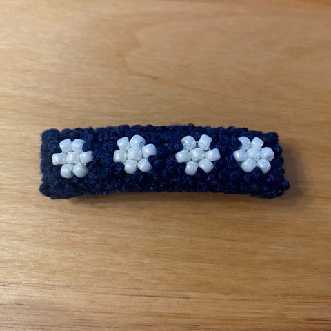 もこもこ刺繍とビーズのバレッタ