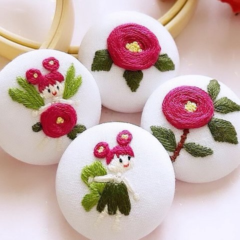 【刺繍】サザンカがモチーフのくるみボタンセット 「お花の国へようこそ🌺🧚‍♀️」  お花刺繍／お花モチーフ／手刺繍／くるみボタン／メルヘンチック／送料無料／無料ラッピング／花言葉／お花好き