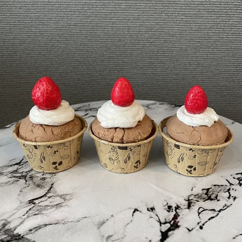 フェイクスイーツ　いちごのカップケーキ🍓　クレイケーキ