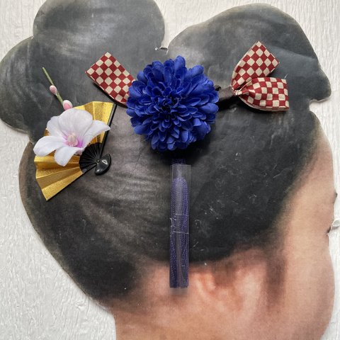 ピンク胡蝶蘭のついた金扇とブルーのタッセルのついたアーティフィシャルフラワーの髪飾りです。